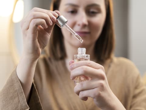 Frau hält Haut-Serum
