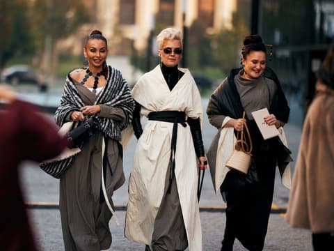 Diese Modetrends solltest du 2025 nicht verpassen. Frauen auf dem Weg zur Modenschau