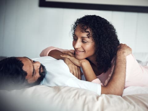 Nano-Ships sind der unverbindlichste Dating-Trend. Paar im Bett