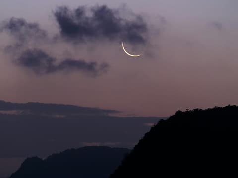 Neumond am Himmel