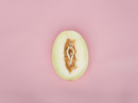 Wie unterschiedlich Vulvas aussehen können, siehst du hier. Honigmelone in Form einer Vulva