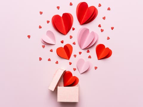Geschenkbox mit Herzen