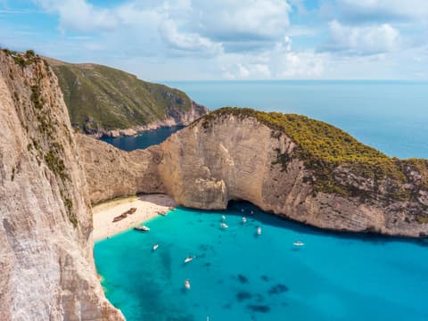 Navagio Strand mit Klippen und türkisfarbenem Wasser.