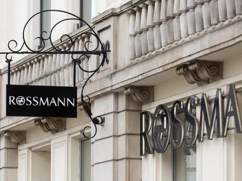 Rossmann Filiale von draußen mit schwarzer Schrift und schwarzem Logo.