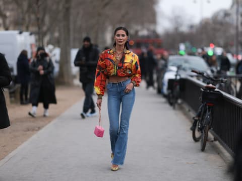 Skinny Flared sind der Hosentrend in 2025. Frau trägt Jeans