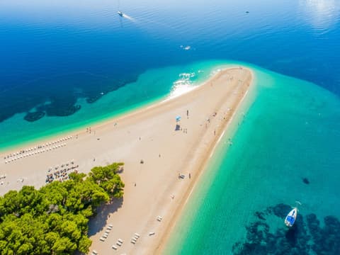 Spitz zulaufender Zlatni Rat Strand in Kroatien.