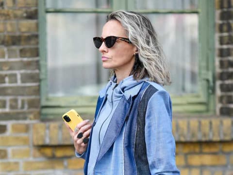 Wer die beste Anti-Aging-Creme ab 60 sucht, sollte in der Drogerie nachschauen. Ältere Frauen mit grauen Haaren, Sonnenbrille und einem Jeansmantel.