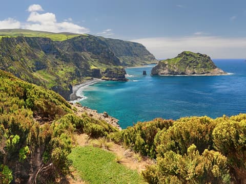 Flores ist bekannt für seine Flora und Fauna. Blick auf die Landschaft und Küste von Flores