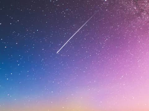 Sternschnuppe am Himmel