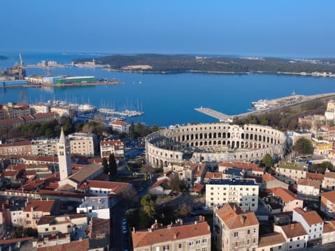 Pula ist die günstigere und ruhigere Reise-Alternative zu Rom. Pula in Kroatien