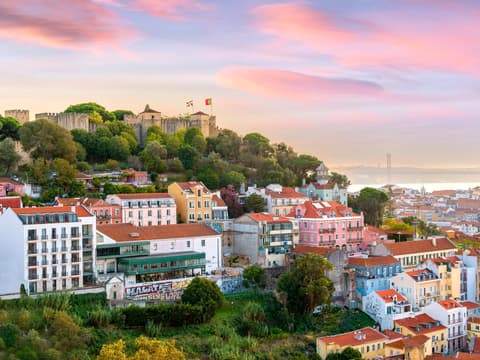 Lissabon ist eine beliebte Stadt für Touristen. Ein Blick auf die bunten Häuser von Lissabon.