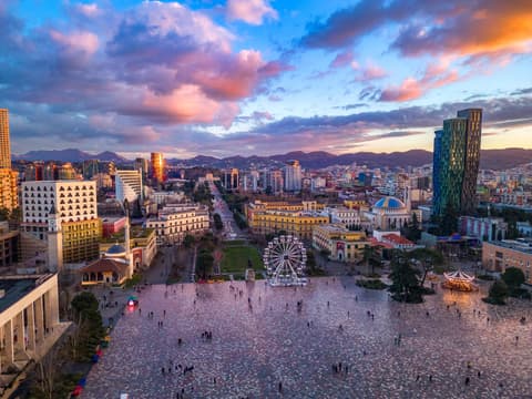 Ein Blick aus der Drohne auf die Dächer von Tirana in Albanien.