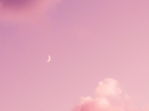 Diese 5 Sternzeichen bekommen im April eine neue Chance auf die große Liebe. Rosa Abendhimmel mit Mond