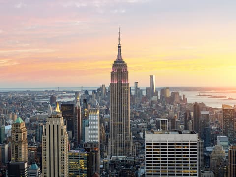 Empire State Building in New York City bei Sonnenuntergang