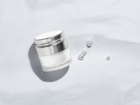 Perlenpulver wirkt natürlich als Anti-Aging-Stoff in unserer Hautpflege. Hautcreme mit Perlen