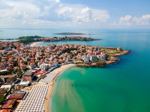 Blick auf die Häuser und den Strand von Sozopol aus der Vogelperspektive.