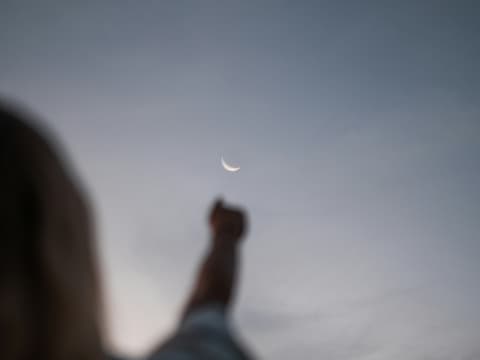 Für diese 3 Sternzeichen wendet sich heute alles zum Guten. Frau streckt Arm in den Himmel