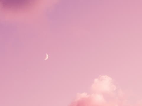 Für welche 3 Sternzeichen sich bis Ende Mai noch alles zum Positiven wendet, erfährst du hier. Pinker Nachthimmel mit Mond