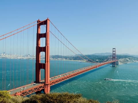 Die Golden Gate Bridge ist ein beliebtes Reiseziel in Amerika. Ein Blick auf die rötliche Golden Gate Bridge in San Francisco.