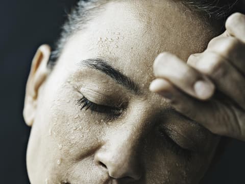 Nahaufnahme zeigt, dass Frau im Gesicht schwitzt
