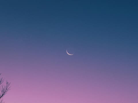 Blauer Himmel mit Mond