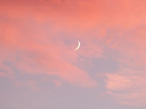 Mond vor rotem Abendhimmel