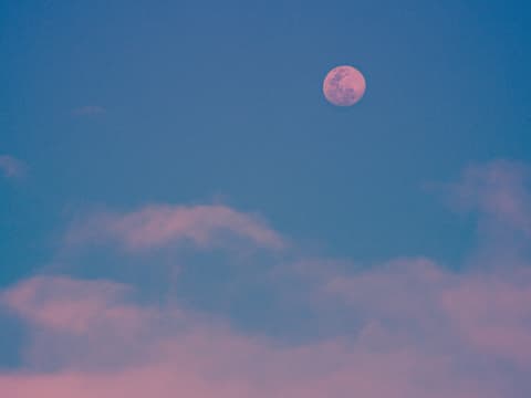 Diese 3 Sternzeichen spüren die Auswirkungen des Erdbeer-Vollmondes besonders stark. pinker Vollmond am Himmel