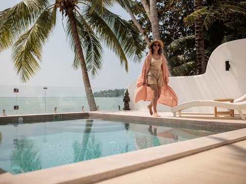 Wir zeigen dir wunderschöne Cover-ups, mit denen du dich am Pool wohlfühlst. Frau am Pool