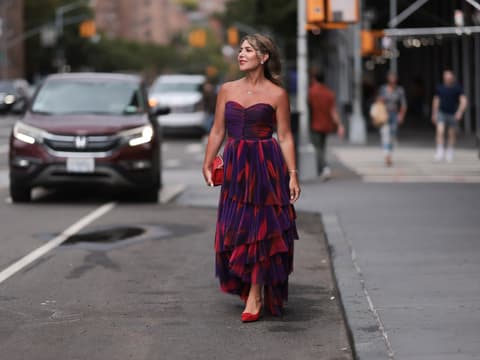 Festliche Kleider für Frauen ab 50? Wir verraten, welche Modelle dich in Szene setzen. Frau trägt festliches Chiffon-Kleid