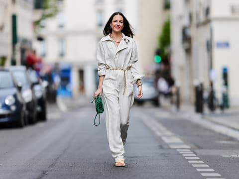 Welche Jumpsuits für kleine Frauen besonders vorteilhaft sind? Wir verraten es dir. Frau in Jumpsuit