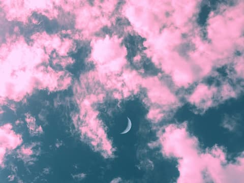 Diese 5 Sternzeichen haben ab jetzt große Chancen in der Liebe. Rosa Wolken mit Mond