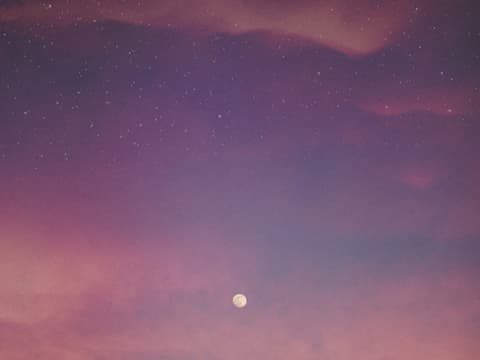 Welche 4 Sternzeichen im Juli wahre Glückspilze sind, erfährst du hier. Mond am Sternenhimmel