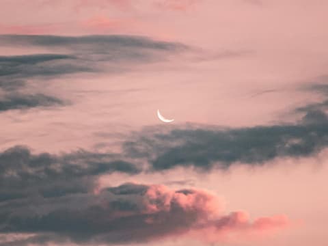 Rosa Himmel mit Mond und Wolken