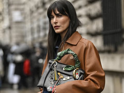 Frau mit Handtasche und Bag-Charms