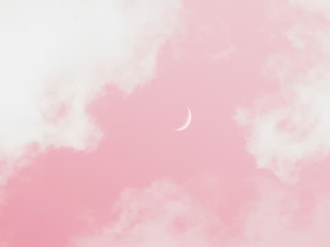 Für 5 Sternzeichen läuft im August alles so rund – sie können sich als Glückspilze bezeichnen. Pinker Mondhimmel