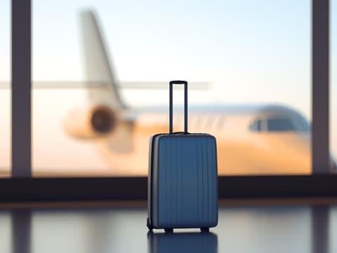 Laut einem Gesetzesentwurf des EU-Parlaments könnten bald zwei kostenlose Handgepäckstücke auf allen EU-Flügen erlaubt sein. Handgepäckkoffer Flugzeug
