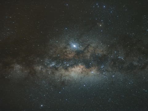 Ein Sternenhimmel mit vielen kleinen Sternen.