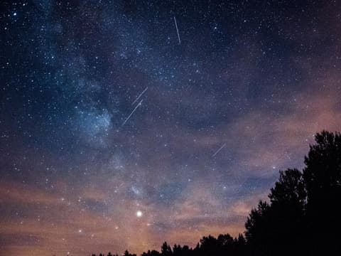 Sternschnuppen sollen Glück bringen. Sternenhimmel mit vielen Sternschnuppen.