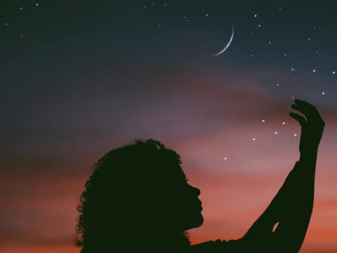 3 Sternzeichen haben eine bemerkenswerte Resilienz – sie lassen sich nicht unterkriegen, egal, welche Steine ihnen in den Weg gelegt werden. Frau unter Sternenhimmel