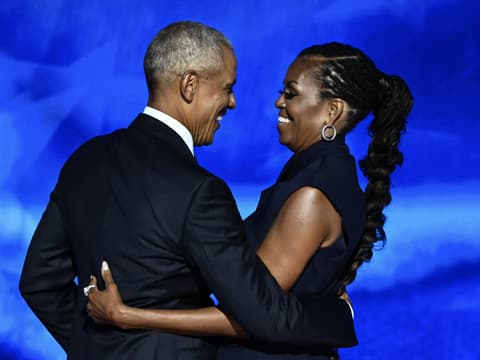 Barack und Michelle Obama halten sich in den Armen