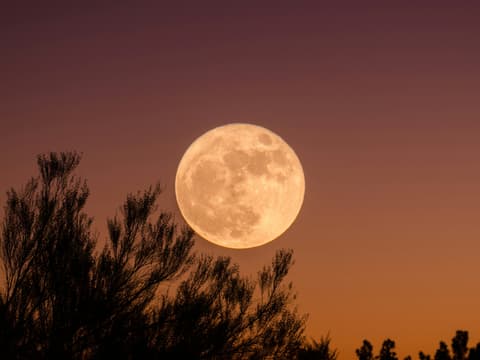 Vollmond an rotem Himmel