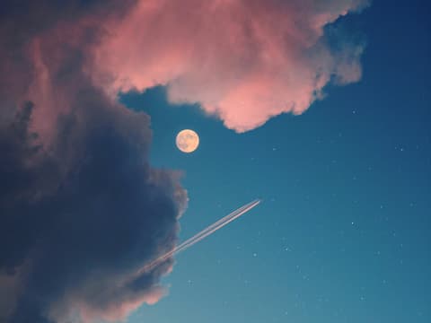 Nachthimmel mit Vollmond, Sternen und Wolken