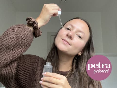 Ob sich die luxuriösen Hautpflegeprodukte von Dr. Barbara Sturm lohnen? Das findet petra.de-Redakteurin Silva Oldenburg heraus. petra.de-Redakteurin Silva Oldenburg testet Produkte von Dr. Barbara Sturm