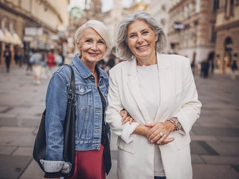 Zwei ältere Frauen auf Städtereise in Wien