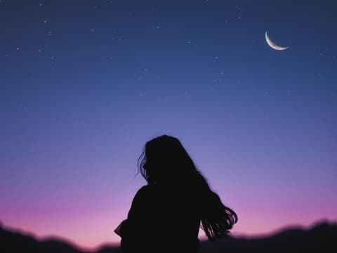 Frau unter lila Nachthimmel