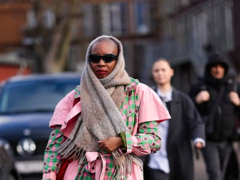 Frau trägt Schal um den Kopf gewickelt