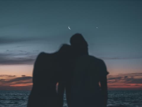 Paar unter dem Mondhimmel