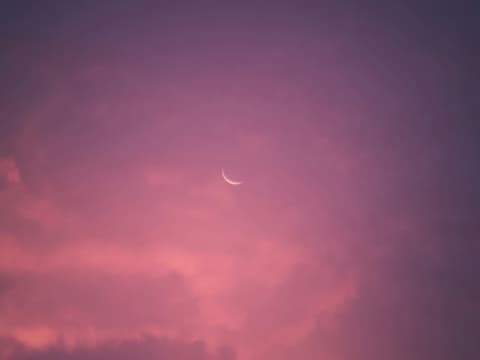Rosa Wolkenhimmel mit Sichelmond