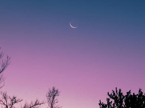 Welche Sternzeichen jetzt in ihre Gewinner-Saison starten? Das liest du hier. Abendhimmel mit Mond