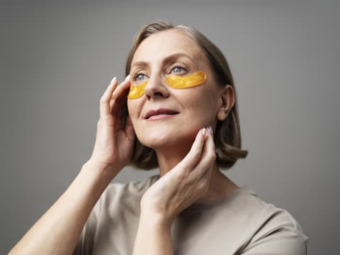 Frau mit Eye Patches